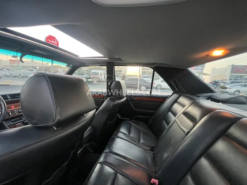 Mercedes Benz E Class 1991 for Sale in Sharjah Image-5