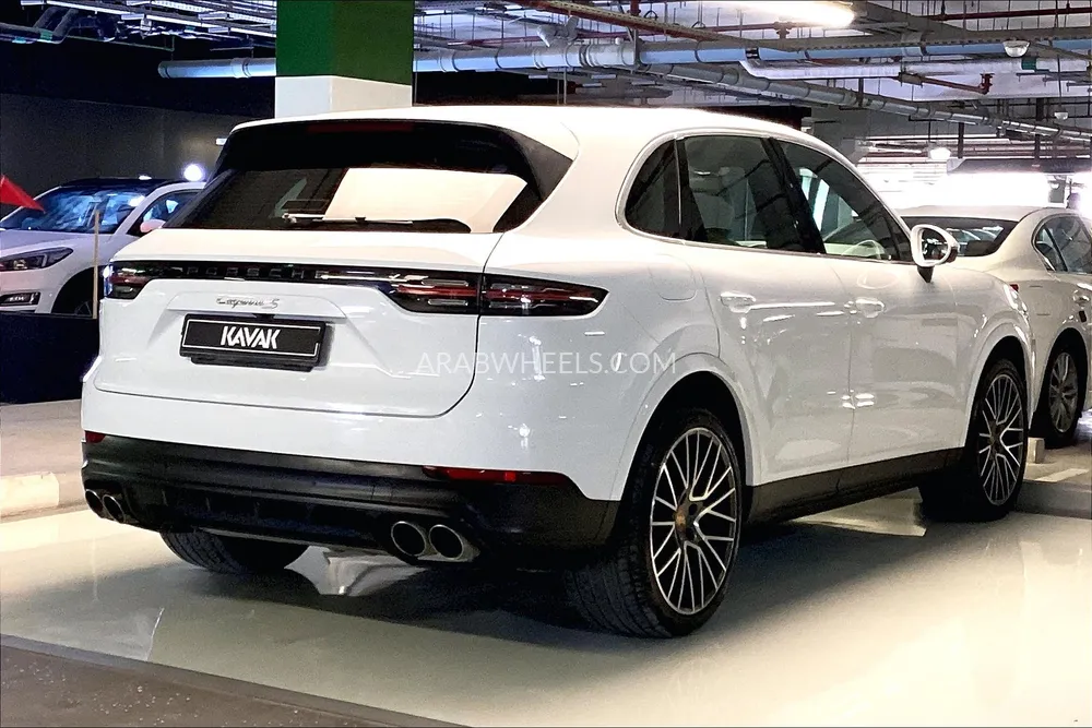 Porsche Cayenne 2018 for Sale in Sharjah Image-2