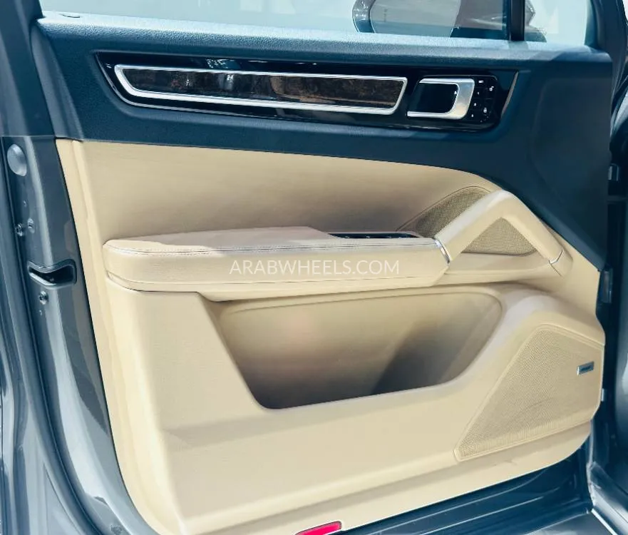 بورشه كايمان 2019 for Sale in دبي Image-12