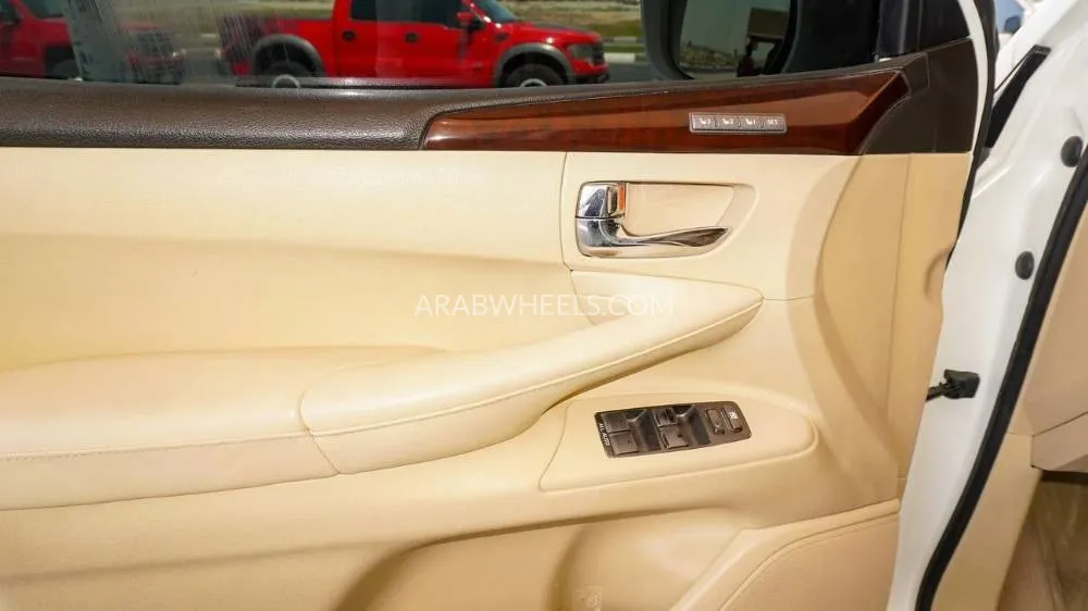 لكزس LX 2010 for Sale in الشارقة Image-5