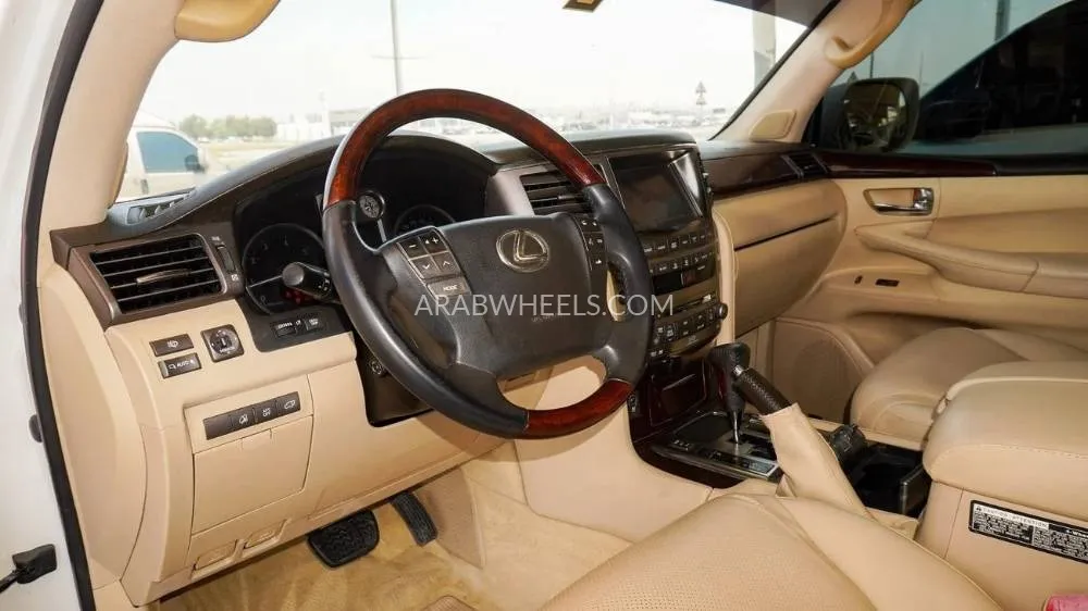 لكزس LX 2010 for Sale in الشارقة Image-7