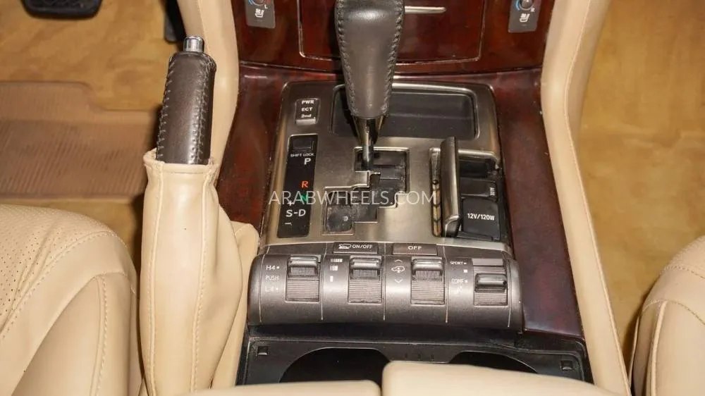 لكزس LX 2010 for Sale in الشارقة Image-12