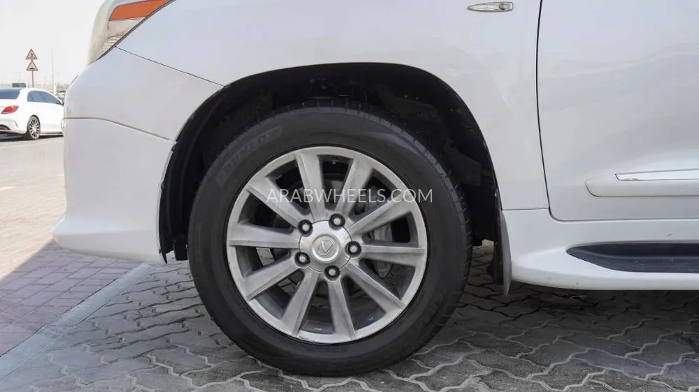 لكزس LX 2010 for Sale in الشارقة Image-21