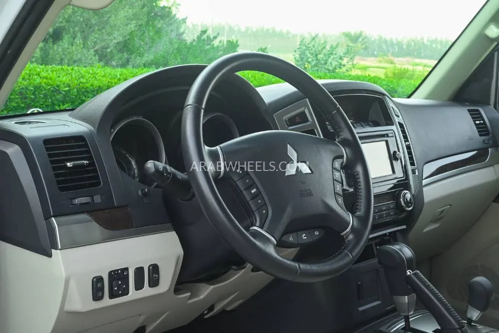 Mitsubishi Pajero 2019 for Sale in Sharjah Image-7