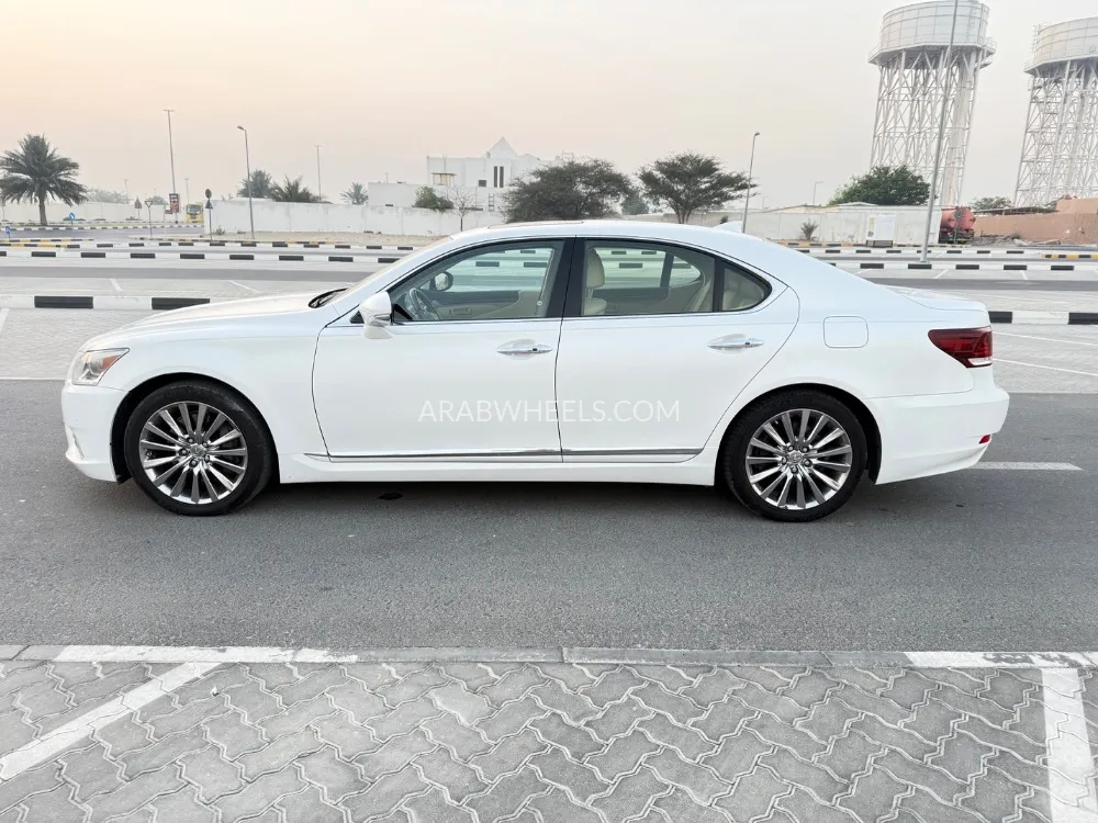 لكزس LS 2017 for Sale in الشارقة Image-2