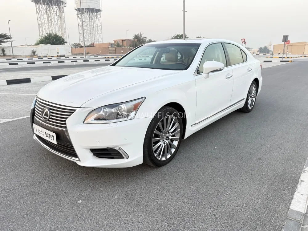 لكزس LS 2017 for Sale in الشارقة Image-8