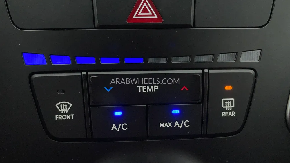 Hyundai Santa Fe 2018 for Sale in Dubai Image-36