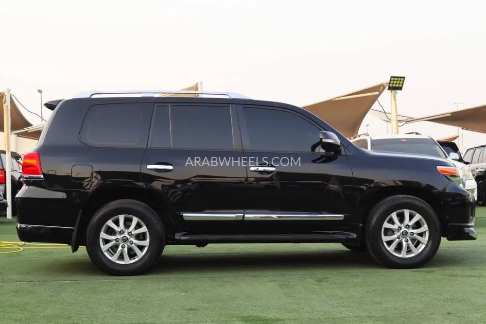 Toyota Land Cruiser 2015 for Sale in Sharjah Image-3
