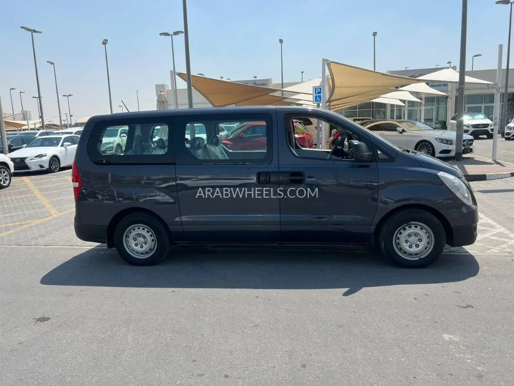Hyundai H1 2018 for Sale in Sharjah Image-4