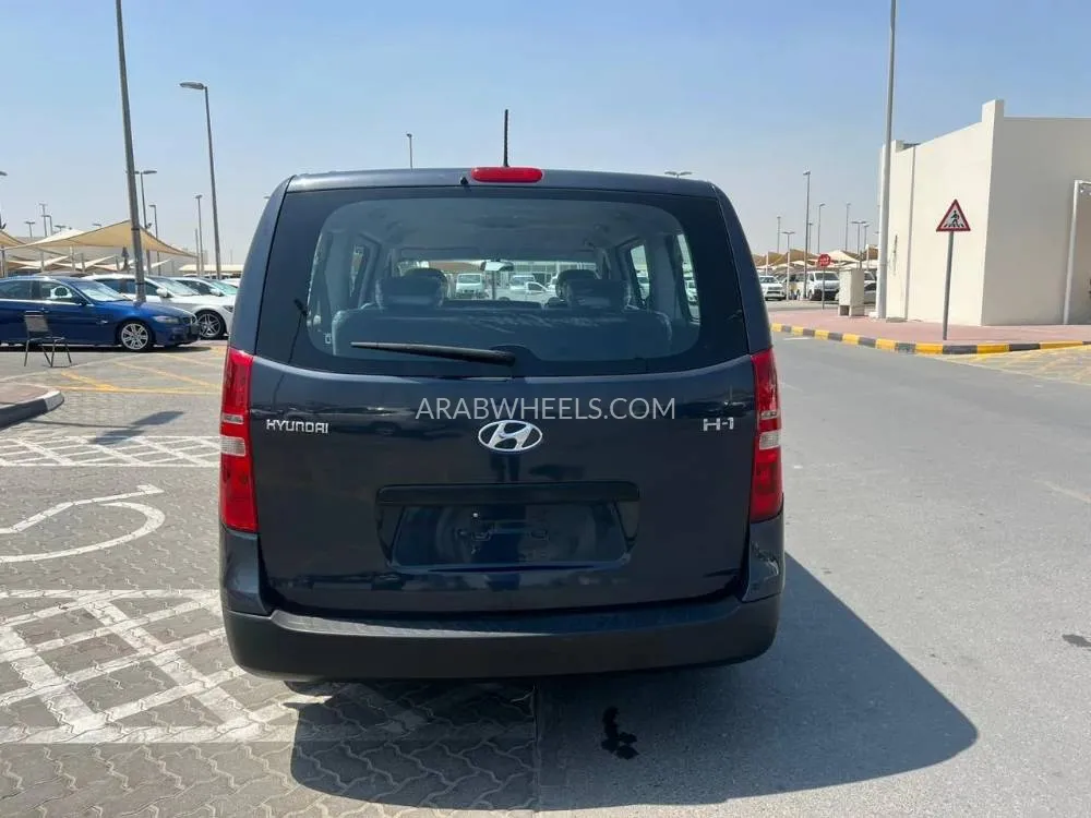 Hyundai H1 2018 for Sale in Sharjah Image-9