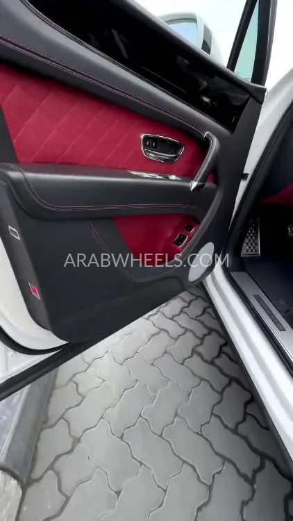 بينتلي بينتايجا 2018 for Sale in الشارقة Image-9