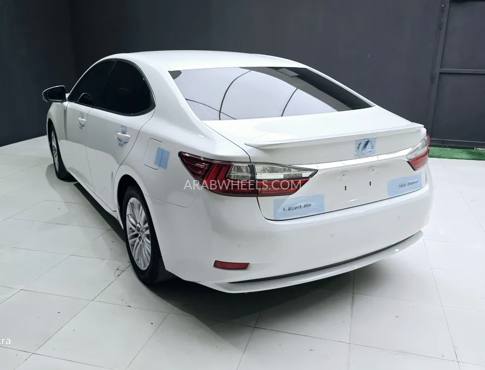 Lexus ES 2017 for Sale in Ajman Image-5