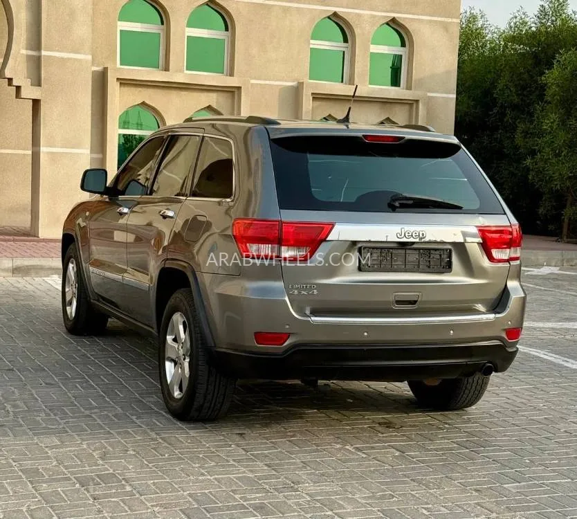 Jeep Cherokee 2011 for Sale in Ajman Image-11