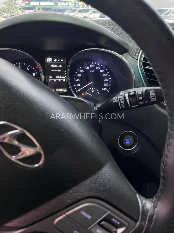 Hyundai Santa Fe 2017 for Sale in Ajman Image-8