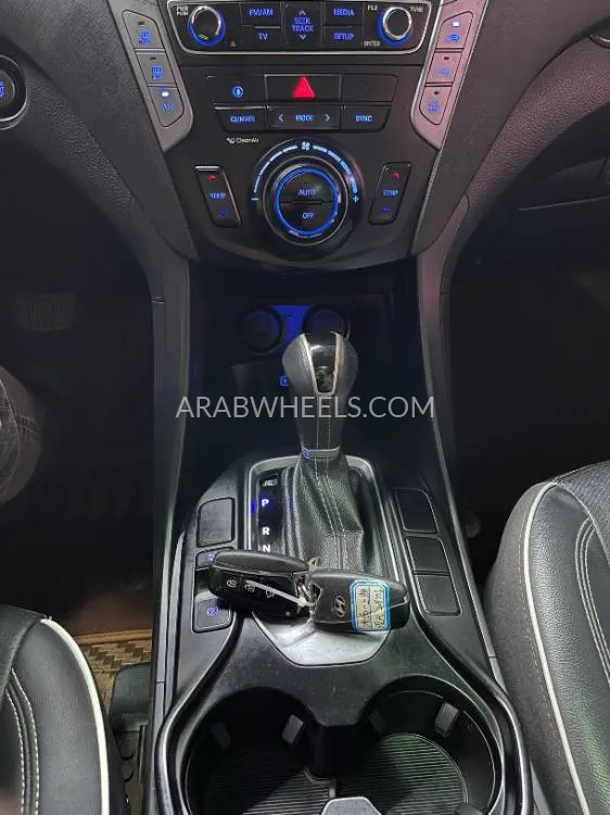 Hyundai Santa Fe 2017 for Sale in Ajman Image-11
