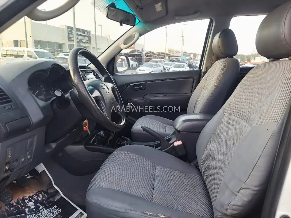 Toyota Hilux 2013 for Sale in Sharjah Image-5