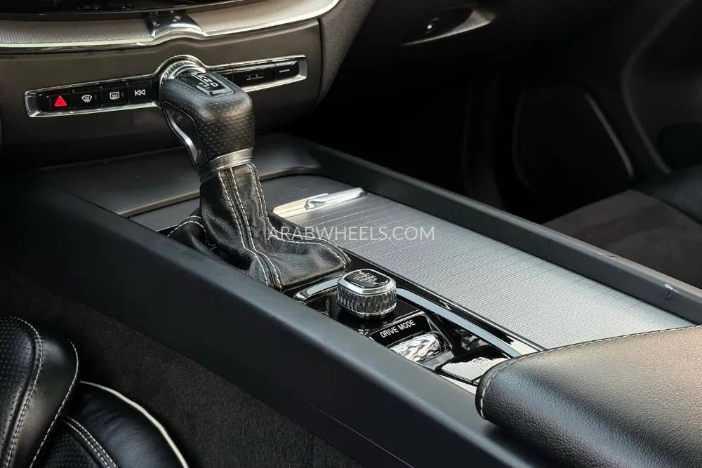 فولفو إكس سي 60 2018 for Sale in دبي Image-14