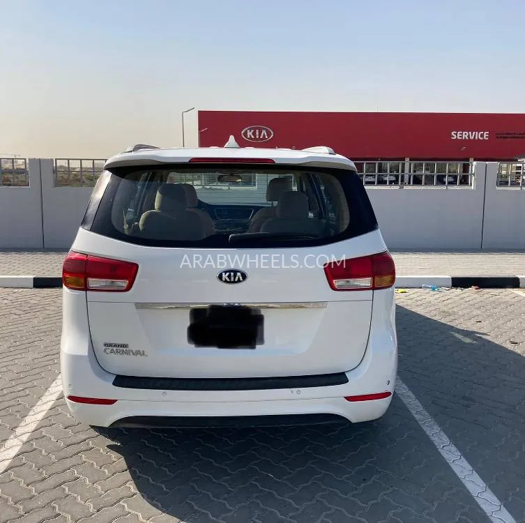 Kia Carnival 2016 for Sale in Sharjah Image-8
