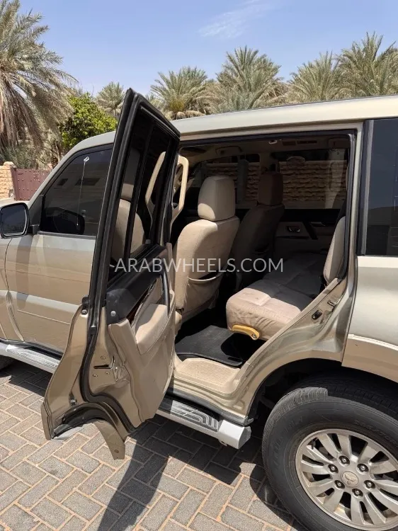 ميتسوبيشي باجيرو 2010 for Sale in العين Image-3