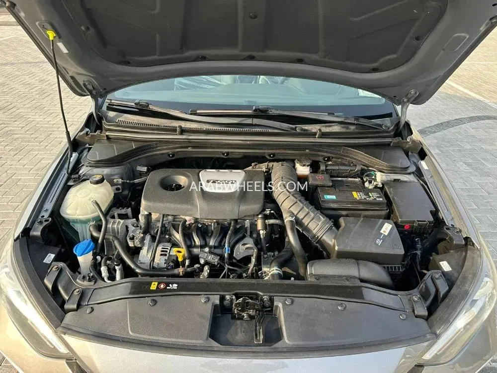 Hyundai Elantra 2018 for Sale in Sharjah Image-3