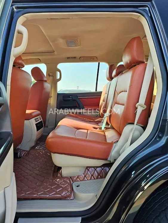 Toyota Land Cruiser 2018 for Sale in Dubai Image-5