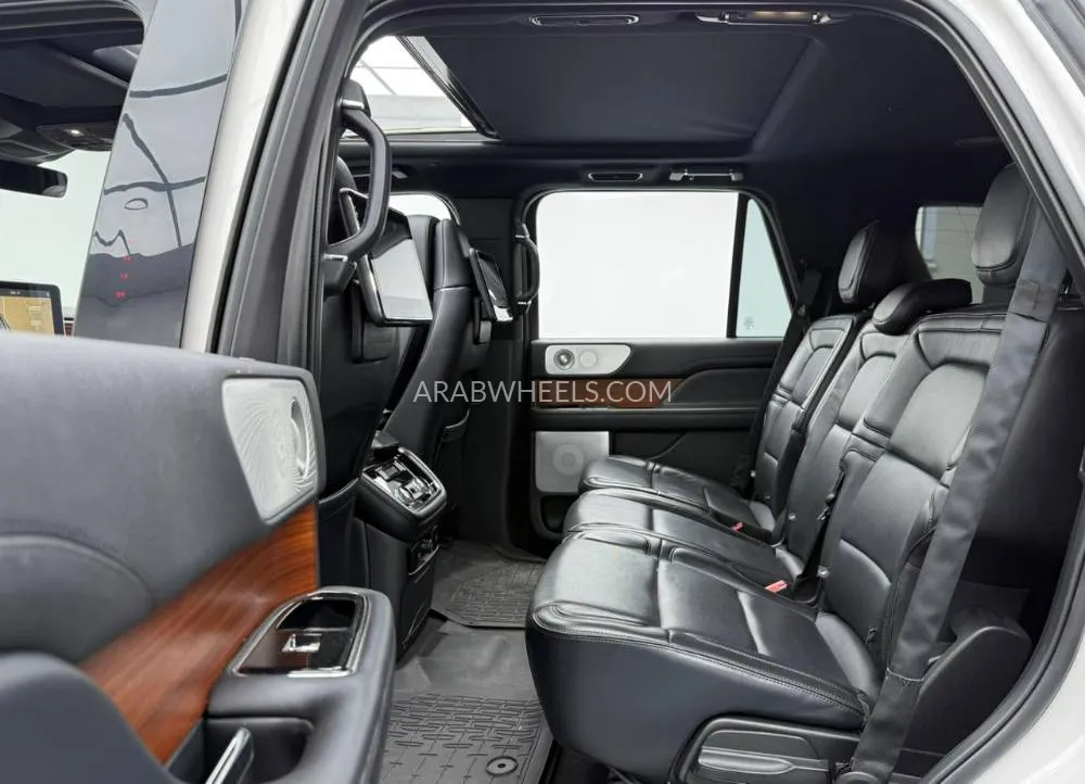 Lincoln Navigator 2019 for Sale in Dubai Image-17