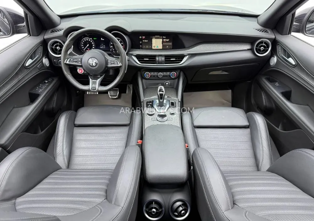 الفا روميو ستيلفيو 2024 for Sale in دبي Image-10