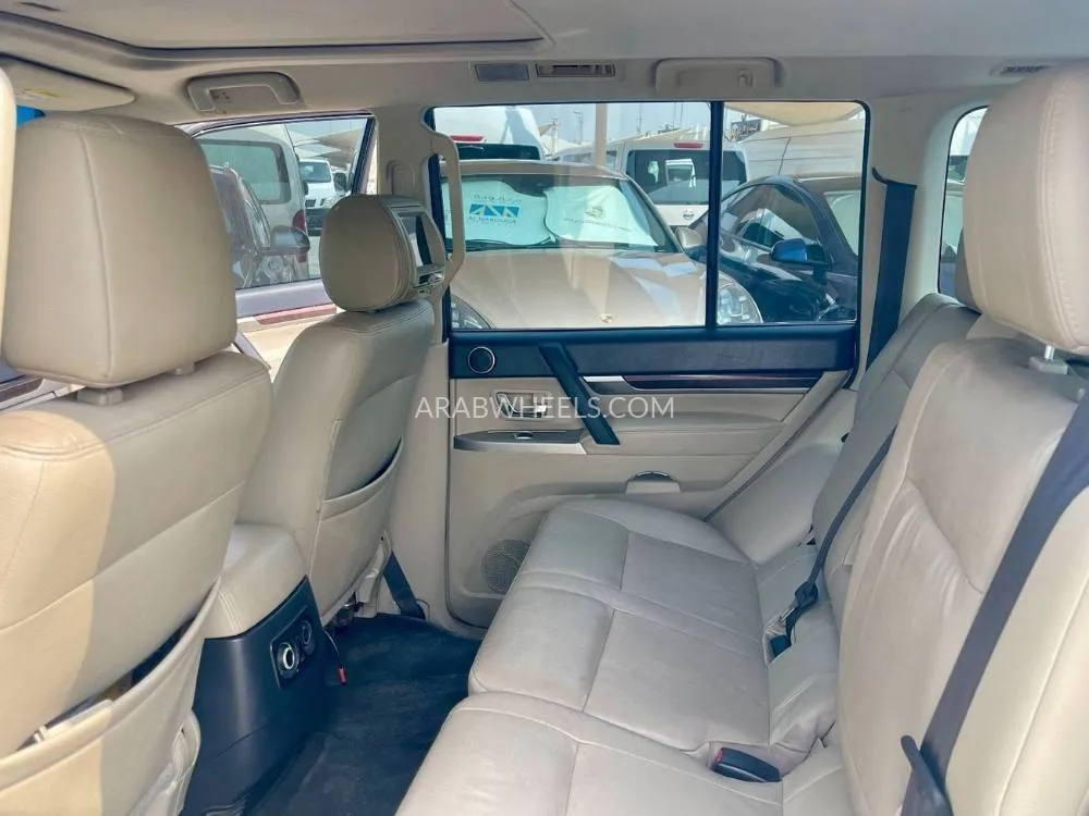Mitsubishi Pajero 2014 for Sale in Sharjah Image-7