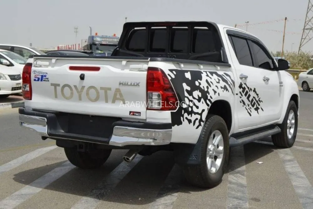 Toyota Hilux 2017 for Sale in Dubai Image-8