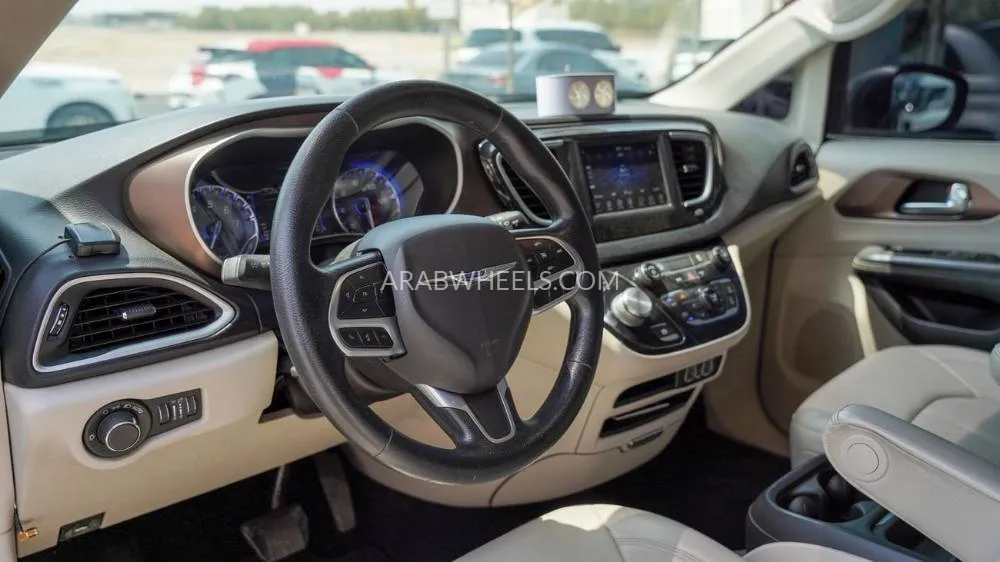 Chrysler Grand Voyager 2023 for Sale in Sharjah Image-4