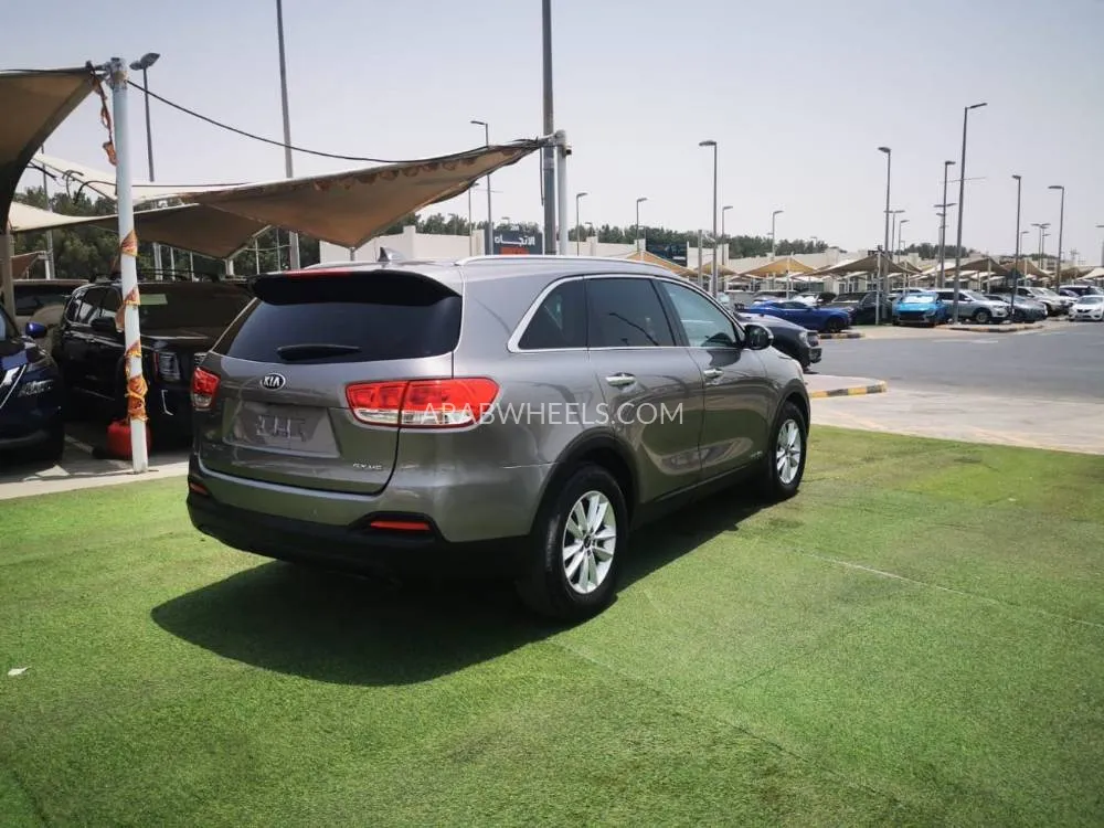 Kia Sorento 2018 for Sale in Sharjah Image-8