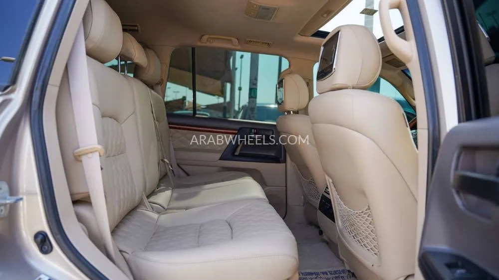 Toyota Land Cruiser 2015 for Sale in Sharjah Image-13