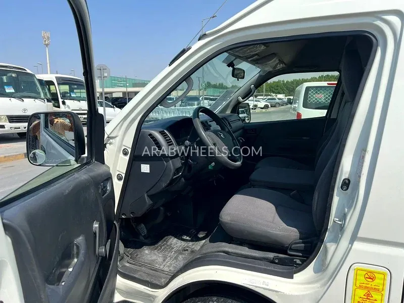 Toyota Hiace 2020 for Sale in Sharjah Image-9