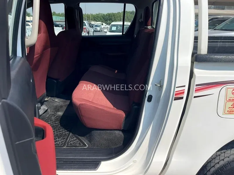 Toyota Hilux 2021 for Sale in Sharjah Image-10