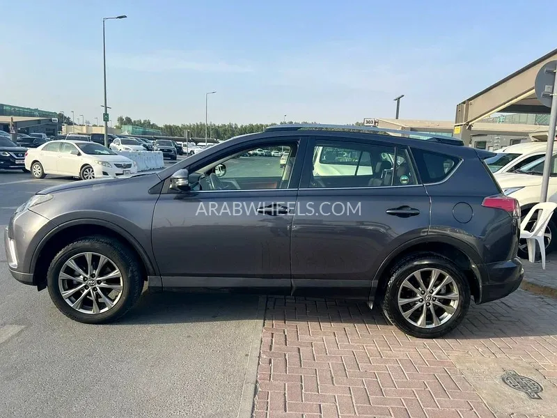 Toyota Rav4 2018 for Sale in Sharjah Image-4