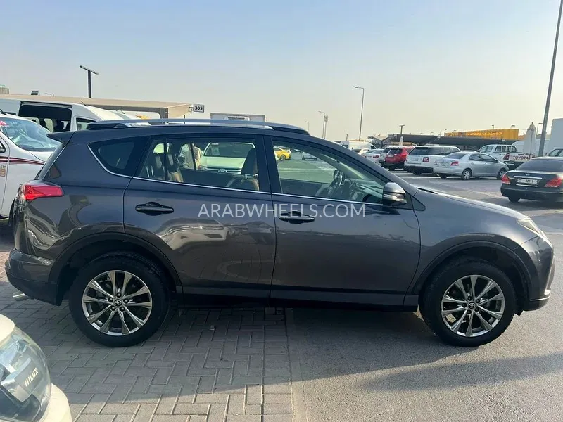 Toyota Rav4 2018 for Sale in Sharjah Image-5