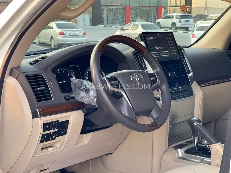 Toyota Land Cruiser 2018 for Sale in Sharjah Image-12