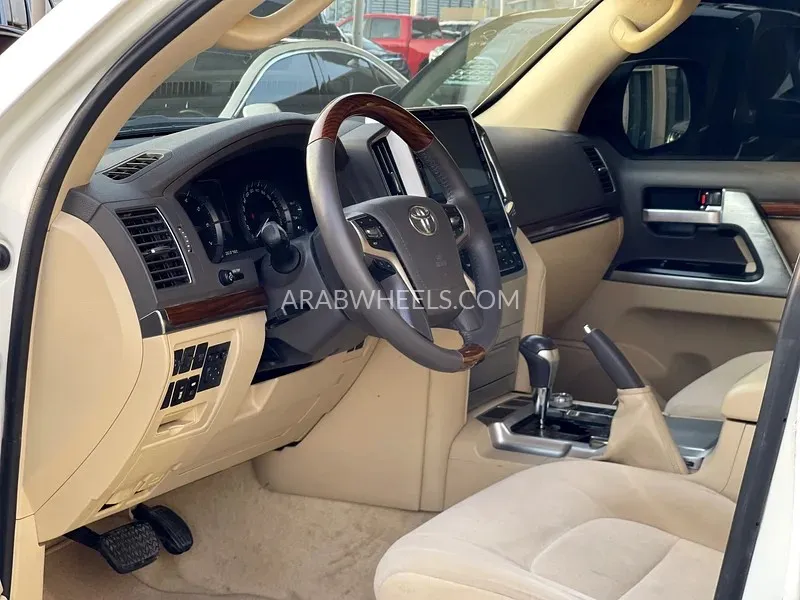 Toyota Land Cruiser 2017 for Sale in Sharjah Image-11