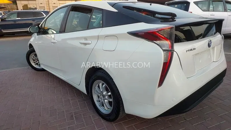 تويوتا بريوس 2018 for Sale in الشارقة Image-10