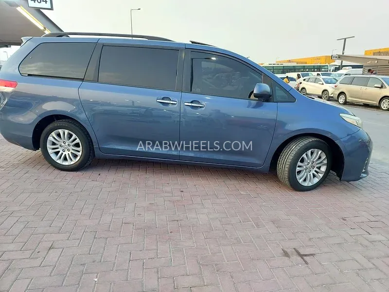 Toyota Sienna 2014 for Sale in Sharjah Image-4