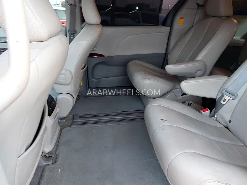 Toyota Sienna 2014 for Sale in Sharjah Image-19