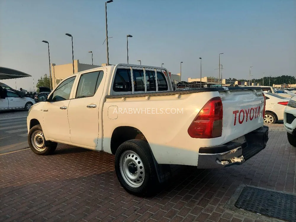 Toyota Hilux 2017 for Sale in Sharjah Image-5