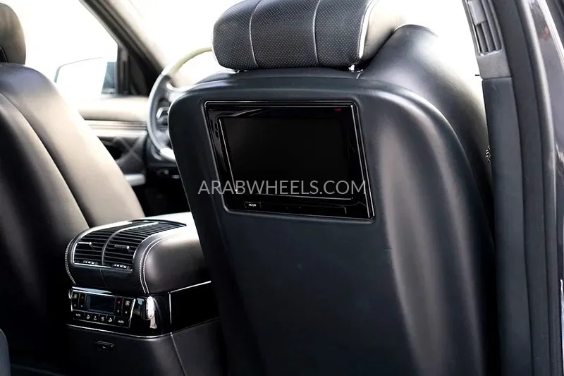 مايباخ 57 2012 for Sale in دبي Image-10