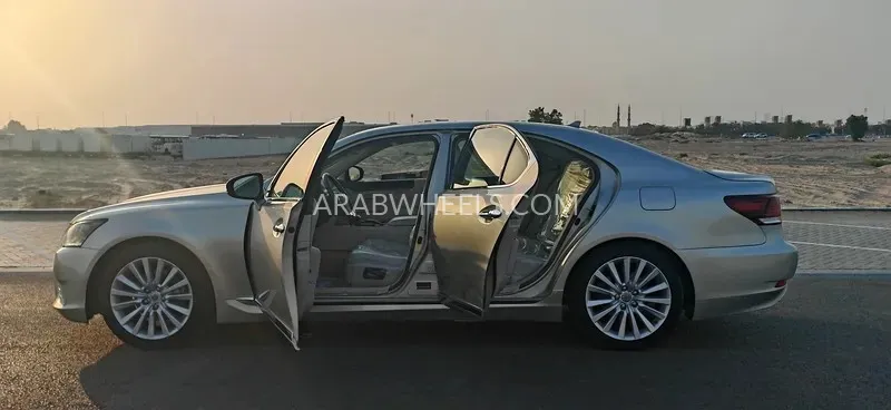 Lexus LS 2013 for Sale in Sharjah Image-10