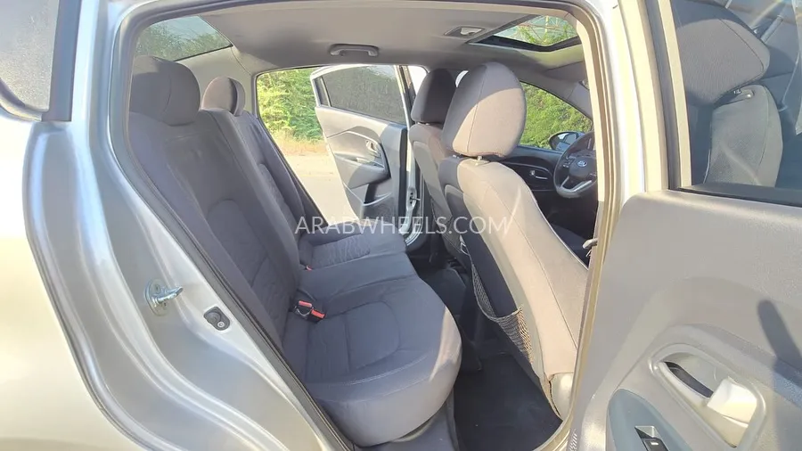 Kia Rio 2015 for Sale in Sharjah Image-4