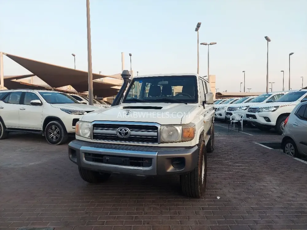تويوتا لاند كروزر 70 سيريز 2019 for Sale in الشارقة Image-1