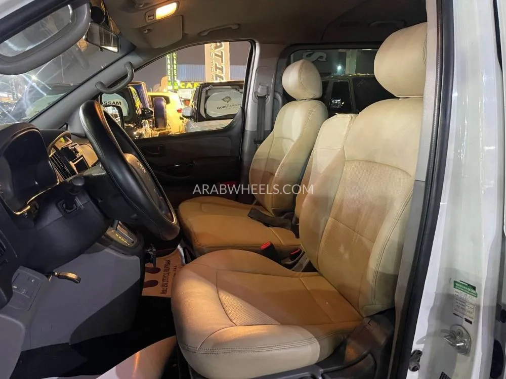 Hyundai H-1 Starex 2014 for Sale in Ajman Image-9