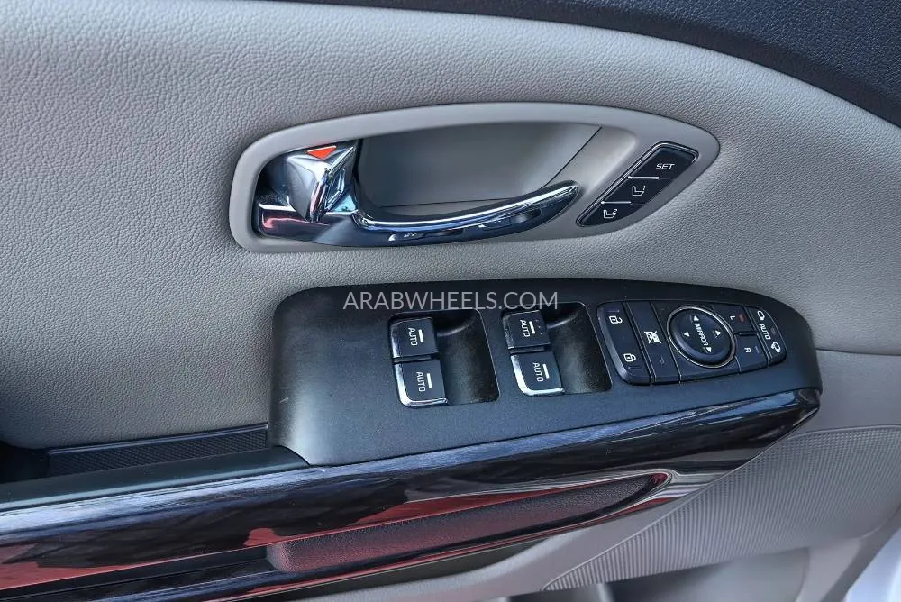Kia Carnival 2017 for Sale in Sharjah Image-18
