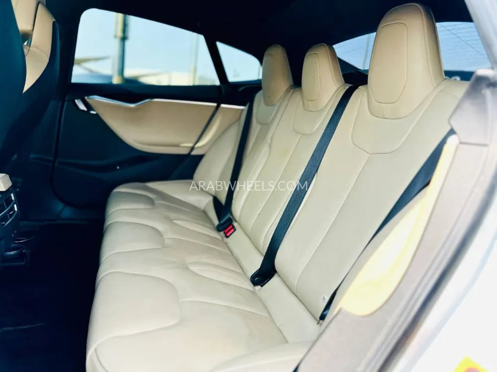 تسلا S موديل 2017 for Sale in الشارقة Image-8