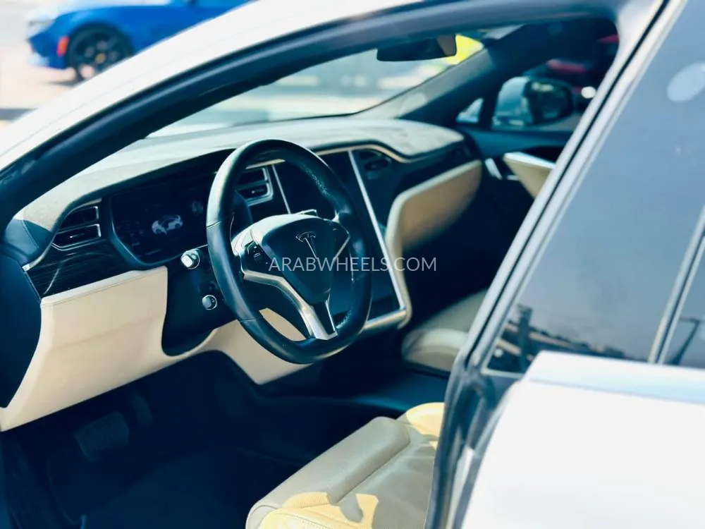تسلا S موديل 2017 for Sale in الشارقة Image-10